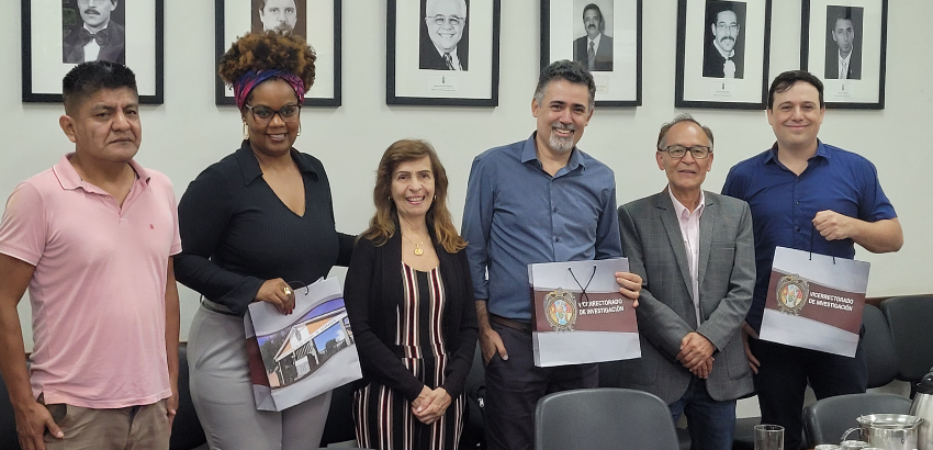 Foto em grupo do visitante com reitor, vice-reitora, diretor de Relações Internacionais e professores da UFOP