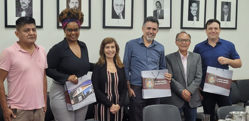 Foto em grupo do visitante com reitor, vice-reitora, diretor de Relações Internacionais e professores da UFOP